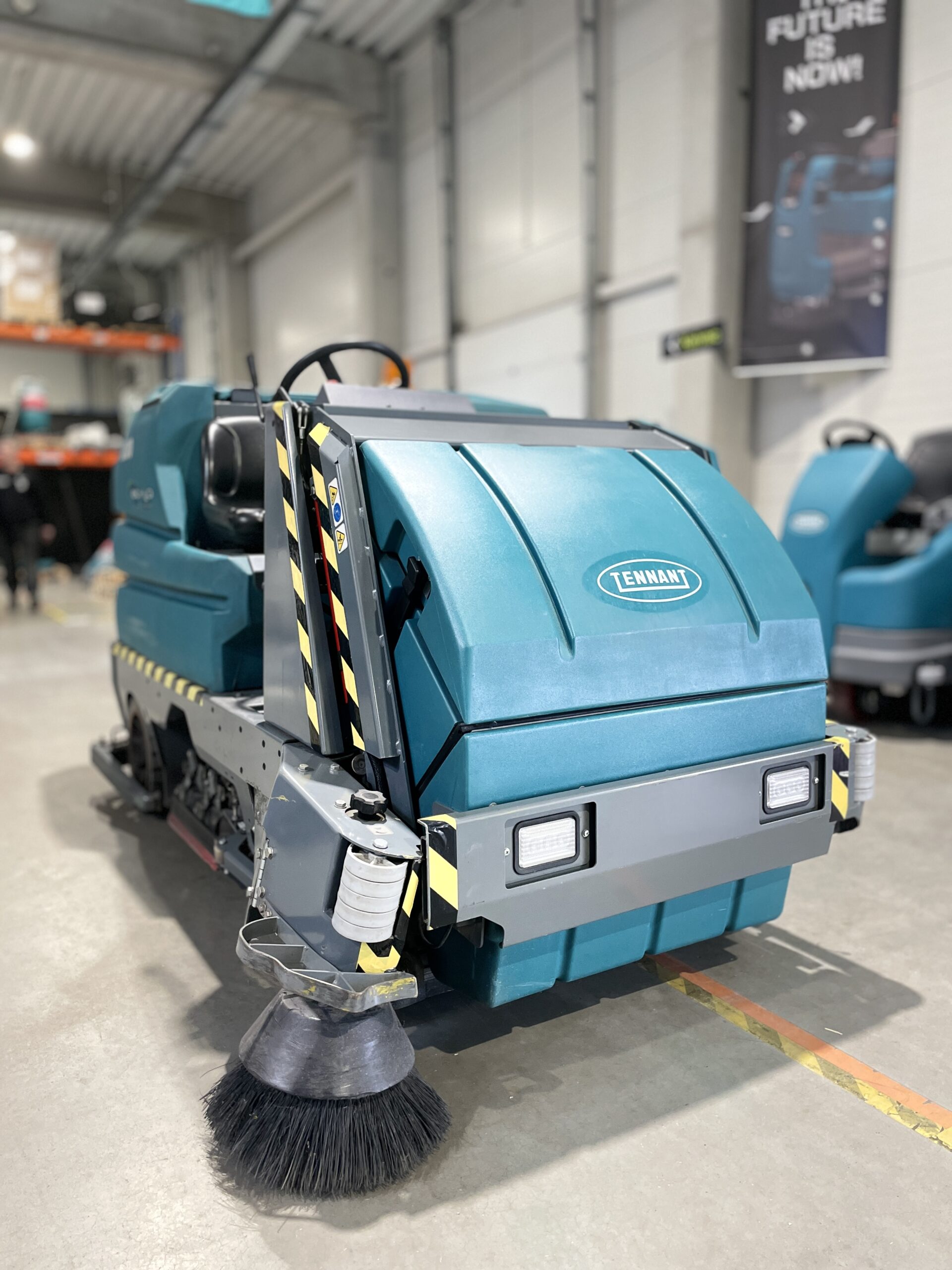 8300 BATTERY RIDER SWEEPER-SCRUBBER