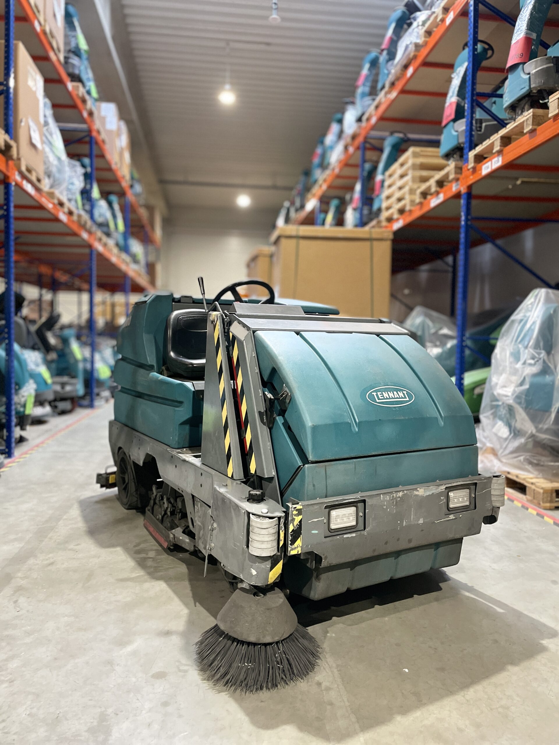 8300 BATTERY RIDER SWEEPER-SCRUBBER